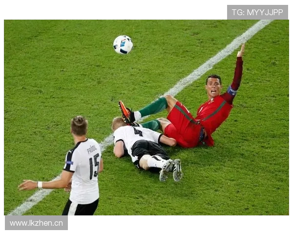 受伤倒地中断算犯规吗？足球规则如何判定比赛暂停标准