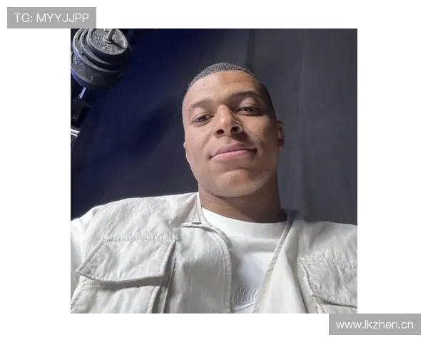 姆巴佩领奖台下穿拖鞋配名表，这反差让我笑出声