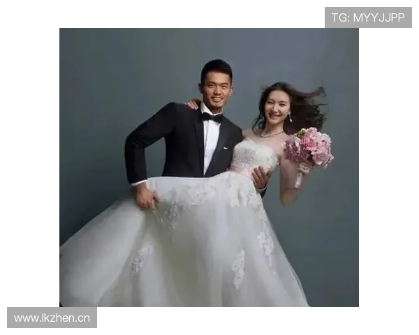 林丹买菜像个邻家大叔，手里拎的牌子一亮我差点以为走错片场