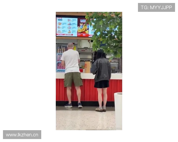 潘晓婷手拎名牌包脚蹬拖鞋逛菜市场，路人都愣住了